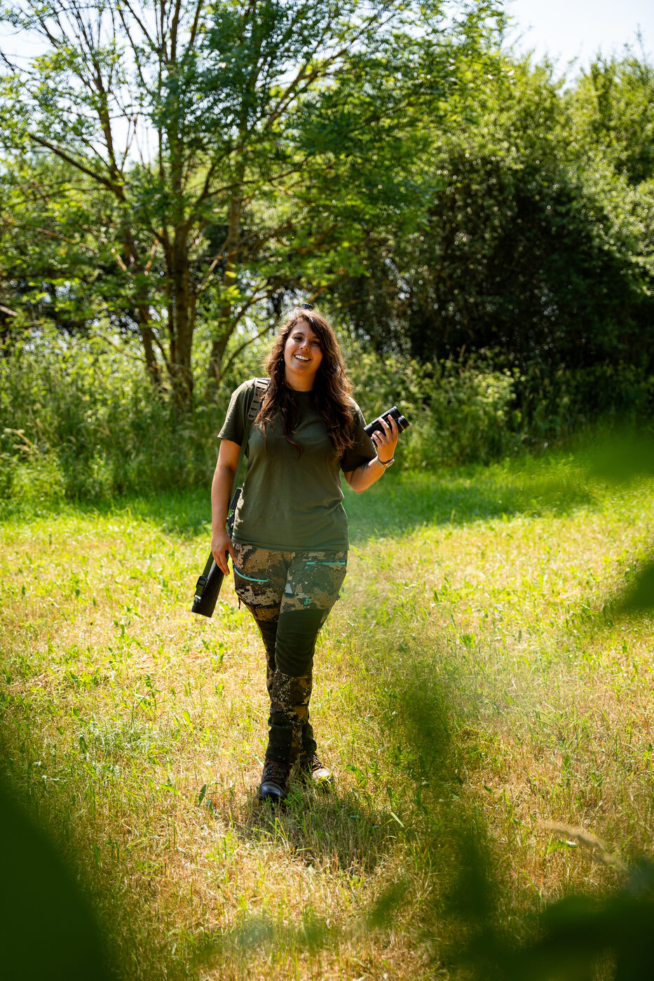 Claudia Breit im Revier mit Fernglas – Wildes Wochenende